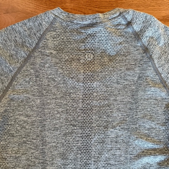 Lululemon NWT size 8 swiftly tech short-sleeve Aloha version - Picture 5 of 10